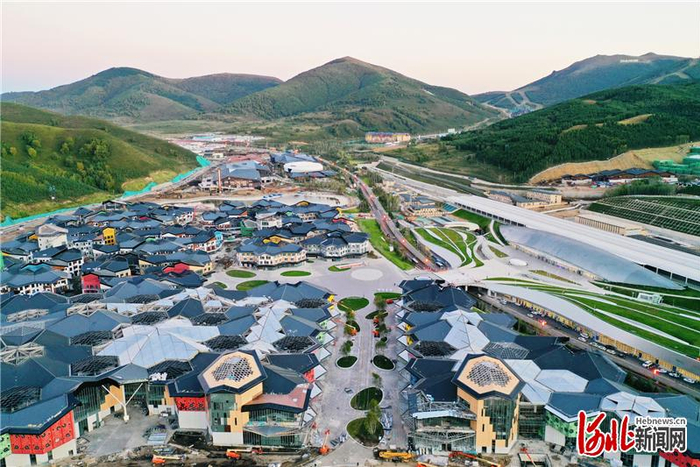 图为青山环抱下的太子城冰雪小镇。李小永摄