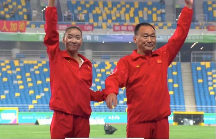 胡志英（左）与潘少奎教练在颁奖现场。