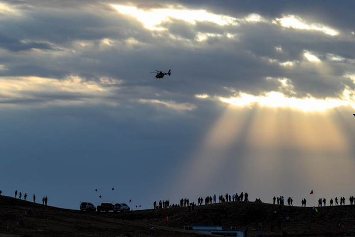 （图：直升机航拍沙漠越野赛事）