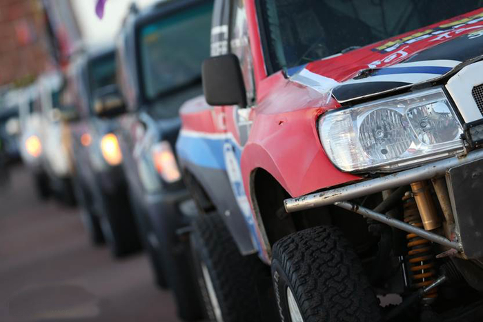 （图：英雄会开幕式现场车队巡游）