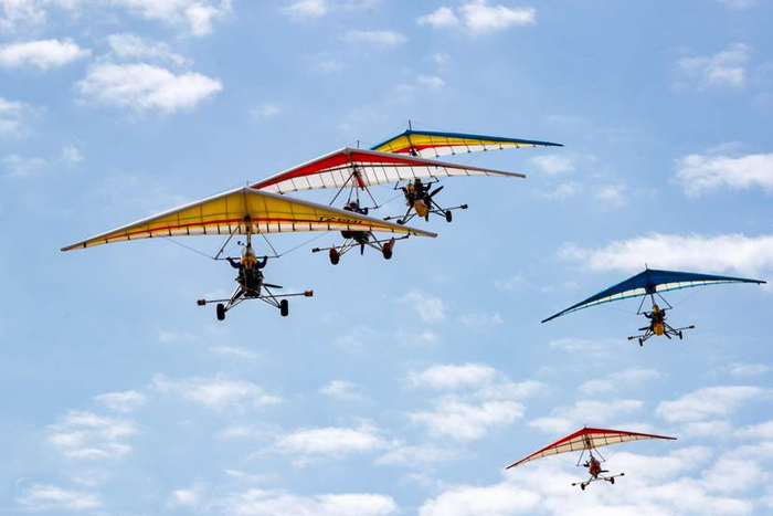 （图：动力三角翼编队飞行表演）