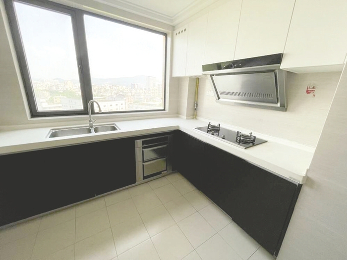 奇信股份招股书披露“岸上林居精装修工程”合同金额2.5亿元，一位参与过该项目工作的奇信股份内部人士称，该项目真正实施的金额不到1000万元。图为岸上林居外景和户型内景 每经记者王晶 摄