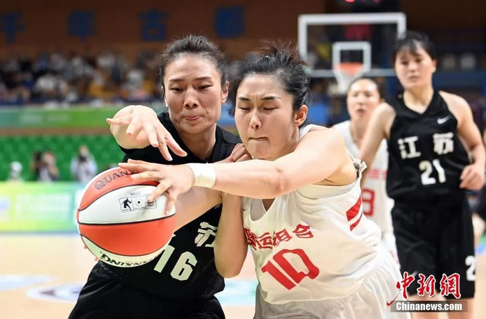 资料图：9月14日晚，第14届全运会五人制篮球女子成年组决赛在西安举行，奥运组合队（白衣）以100:52的大比分战胜江苏队获得冠军。图为奥运组合队潘臻琦（10号）带球突破。中新社记者 毛建军 摄