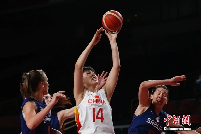 资料图：当地时间8月4日，中国队球员李月汝（中）在东京奥运会比赛中上篮。 中新社记者 韩海丹 摄