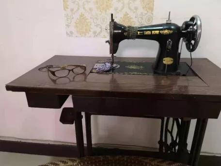 珍藏了60年的老旧缝纫机