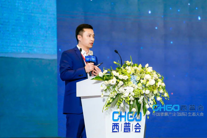 ▲ 华润江中OTC总经理肖文斌西普会演讲现场