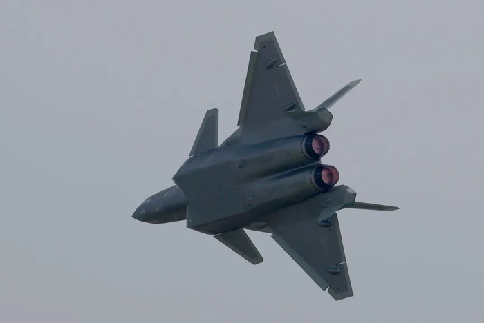 图为28日进行飞行表演的歼-20，从照片中可以看到明显发动机喷口的锯齿状。崔萌摄 