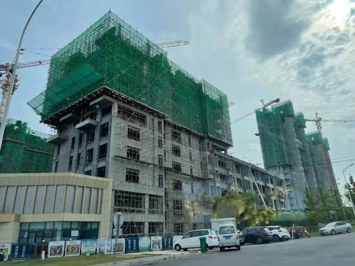 威海城区道路两侧随处可见的在建、疑似停工项目&nbsp;每经记者 陈梦妤 摄