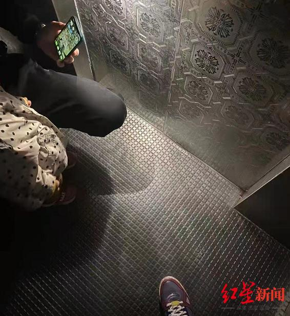 ↑姜女士刘先生一家被困电梯的情形。