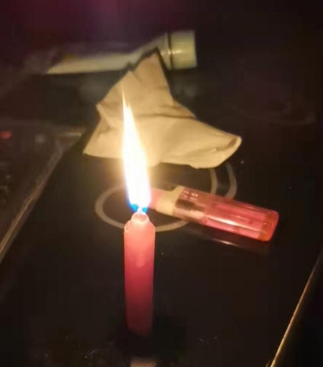 ↑有东北居民翻出了多年不用的蜡烛。