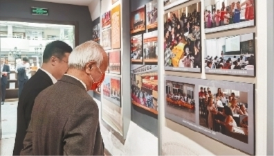 离退休老教师参观校史馆。