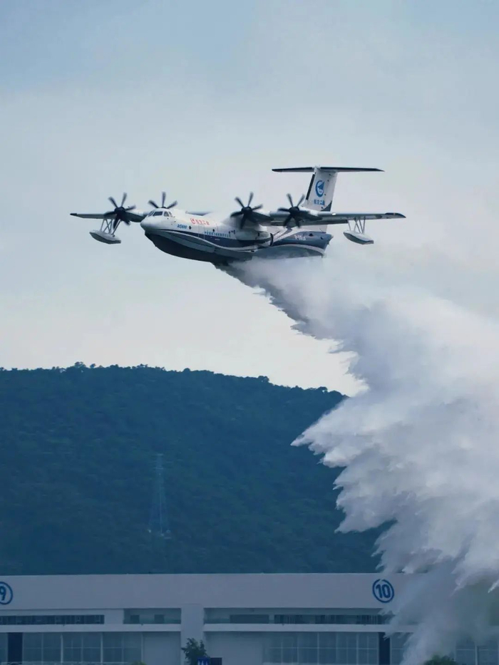 AG600进行投水表演  图源：航空工业官微