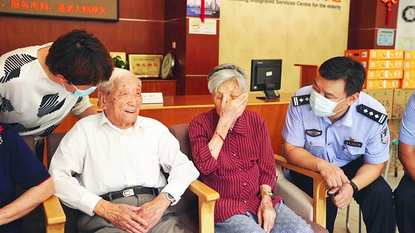 图说：民警将苹果与其他水果送到敬老院。浦东公安供图