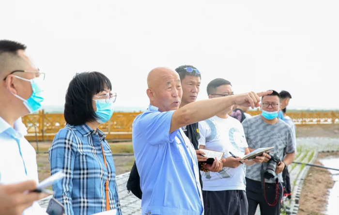 图为鄂尔多斯市生态环境局伊金霍洛旗分局生态监察大队乔栈彪为采访团介绍