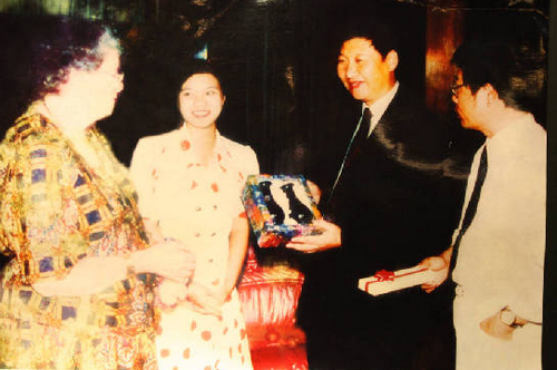 　△时任福州市委书记习近平和加德纳夫人会面。