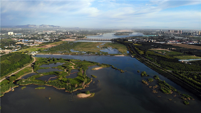 石家庄滹沱河两岸的城市群。滹沱河是石家庄的母亲河，早在2000多年前，在今天石家庄滹沱河流域附近，就已经出现了区域中心城市。 新华社记者 骆学峰摄