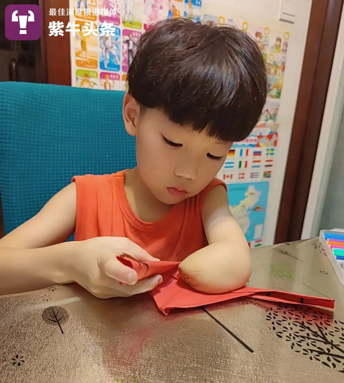 悠悠在折纸。