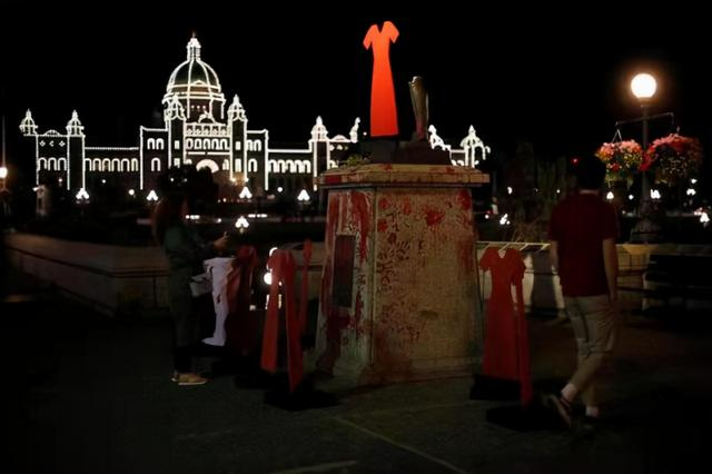加拿大民众纪念死去的原住民儿童（图源：视觉中国）