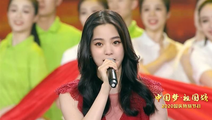 欧阳娜娜去年在《央视》唱《我的祖国》
