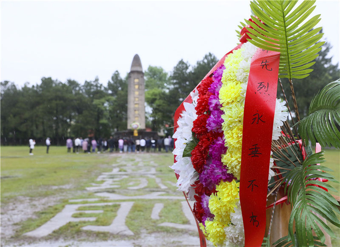 游客在江西瑞金市叶坪红色旅游景区内瞻仰红军烈士纪念塔（2019年5月6日摄）。新华社记者 兰红光 摄