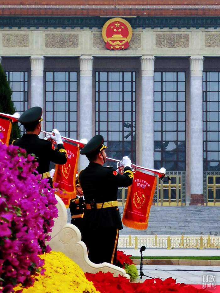 △军乐团小号手吹响《烈士纪念日号角》。（总台央视记者张晓鹏拍摄）
