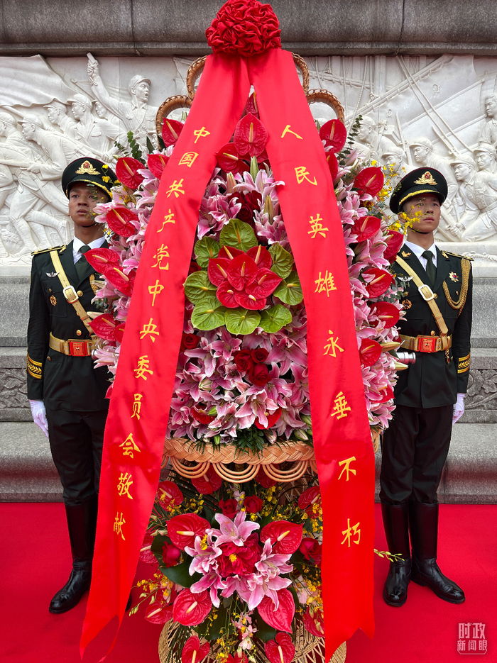 △习近平总书记整理缎带的就是这个花篮。（总台央视记者王威拍摄）