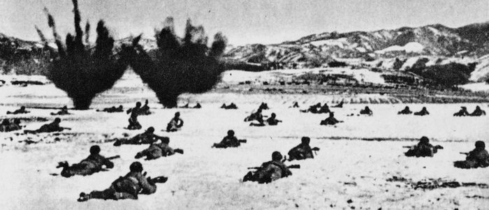 　·1950年冬，长津湖战役的志愿军战士们在补给匮乏的情况下，依然顽强作战。