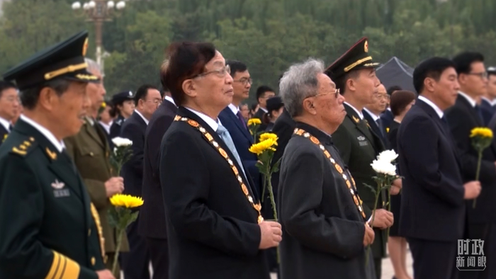 △叶培建（左二）与王蒙（左三）。（总台央视记者章猛拍摄）