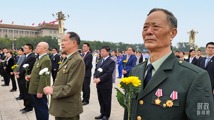 △仪式现场的老战士、老同志代表。（总台央视记者耿小龙拍摄）
