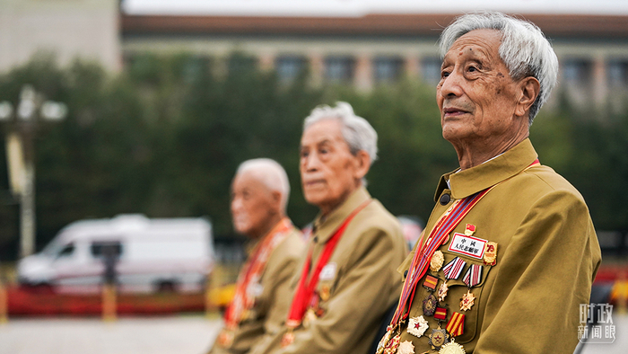 △87岁的抗美援朝志愿军老战士于志明在现场等待仪式开始。在2019年新中国成立70周年庆典上，于老曾是群众游行“致敬”方阵的一员。（总台国广记者李晋拍摄）