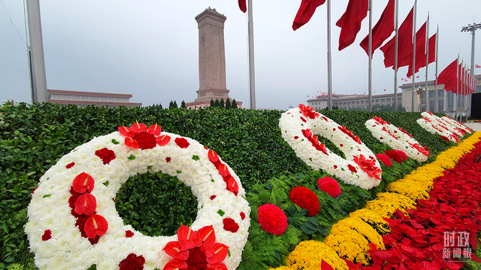 △仪式现场的花坛上镶嵌着18个花环，由白菊、康乃馨等鲜花组成。（总台央视记者王志明拍摄）
