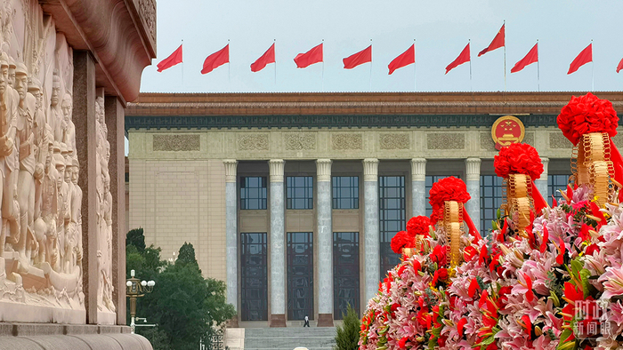 △图片左侧是纪念碑正面的“胜利渡长江”浮雕，对面静静摆放着敬献给人民英雄的花篮。（总台央视记者王志明拍摄）