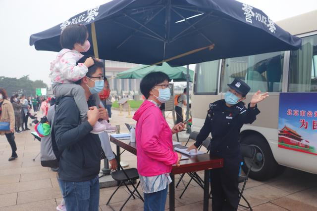 天安门地区分局民警张雅童在服务游客。新京报记者 吴采倩 摄