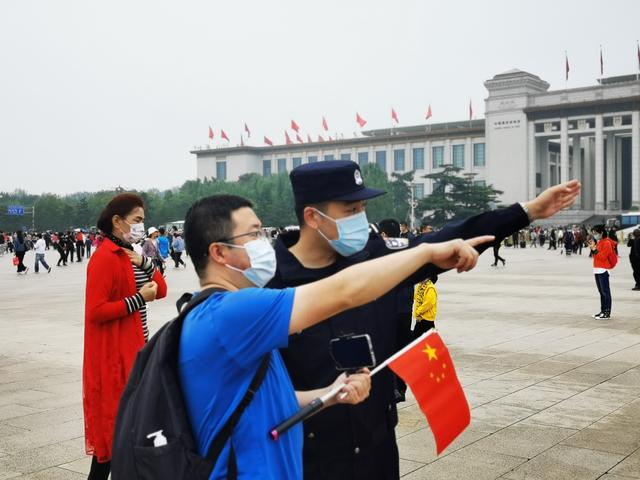北京市公安局环食药旅总队旅游支队民警聂昕为游客指路。受访者供图