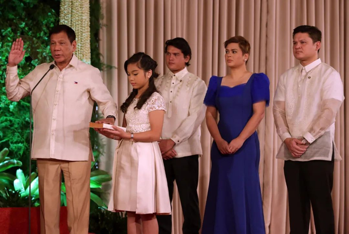 杜特尔特女儿莎拉（蓝衣） 图片来源：人民视觉