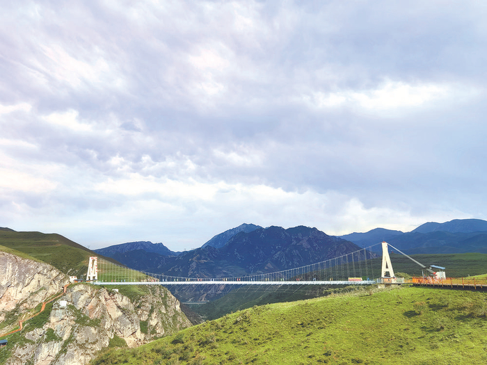 湟源县宗家沟风景区的玻璃栈道。（宋翠茹  摄）