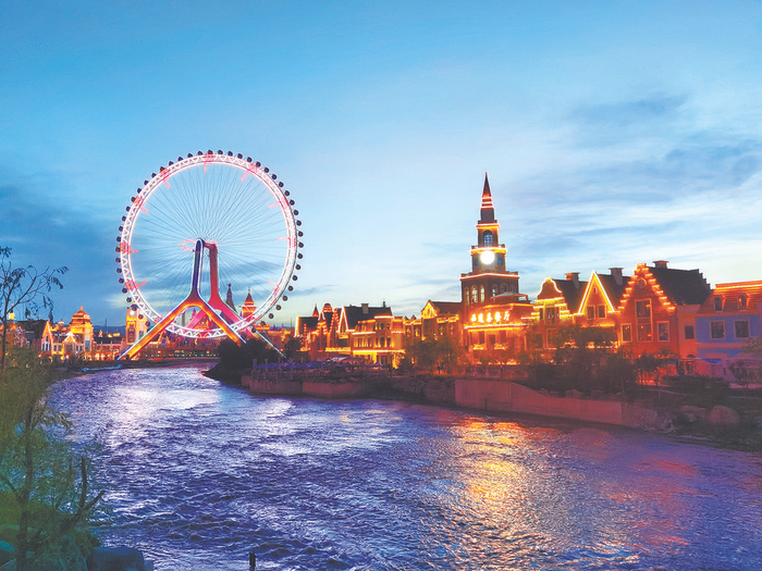远眺新华联国际旅游城·童梦乐园夜景。（宋翠茹  摄）