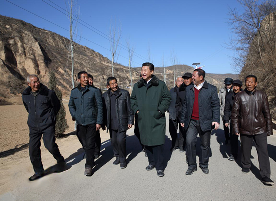 △2015年2月13日，习近平回梁家河看望乡亲们。