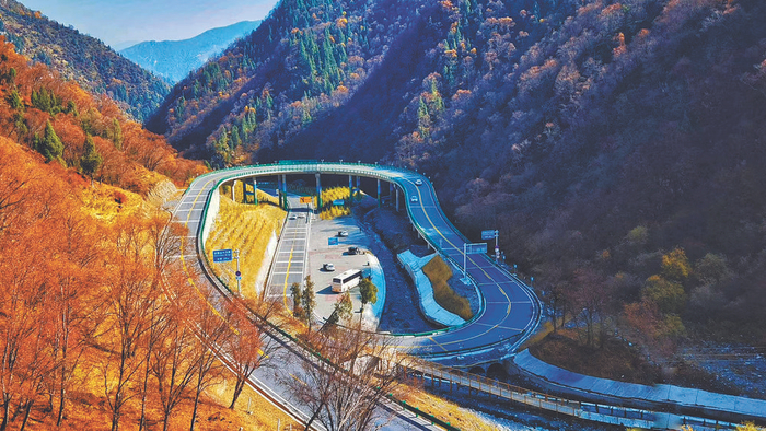 邂逅秋天的扎碾公路。（华旦扎西  摄）