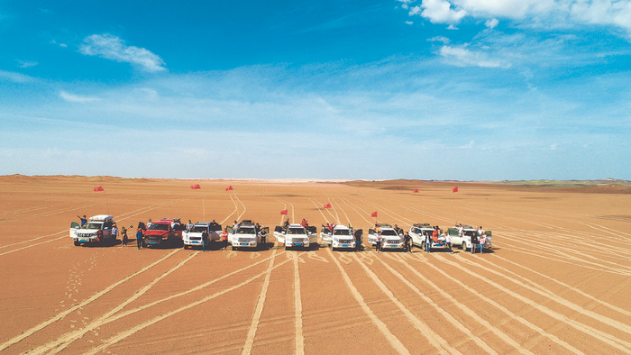 浩浩荡荡的自驾游车队。（王博  摄）