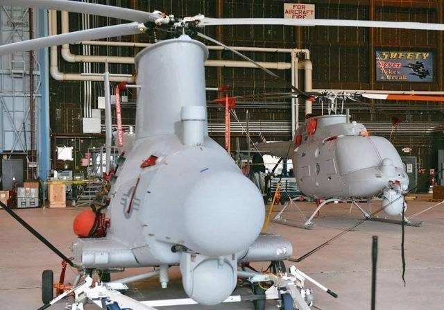 资料图：美国海军 MQ-8B（左）与 MQ-8C 无人直升机。 U.S Navy