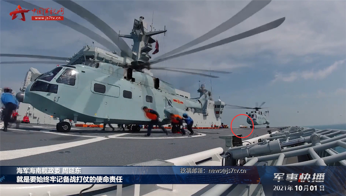 图片说明：神秘无人直升机机（红圈）现身075型两栖攻击舰 中国军视网截图