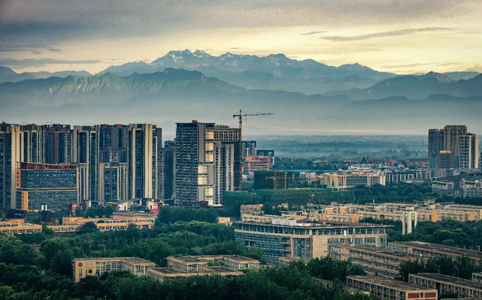 ▲傍晚的其孜楼与西岭雪山