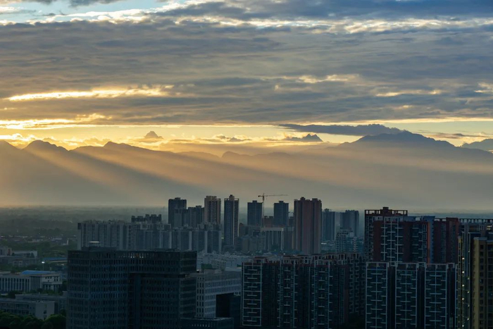 ▲霞光中的协同创新中心（在建）与幺妹峰