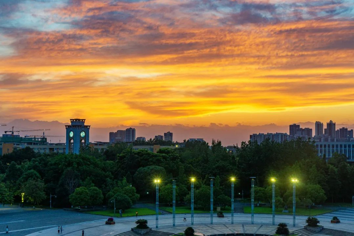 ▲济民广场与火烧云中的雪山群