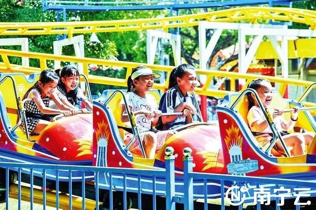 南宁市人民公园的过山车游乐项目紧张刺激，引得小游客尖叫连连。 记者黄红锦摄