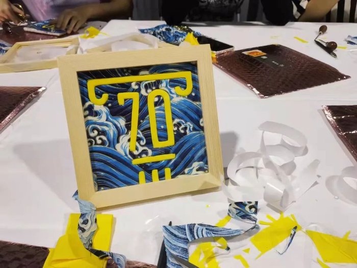 ▲ 美术学院党委与长风街道区域化党建联盟单位开展建党百年布贴画体验活动