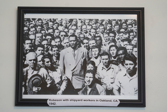 ▲10月1日，在保罗·罗伯逊故居内，摆放着罗伯逊同加利福尼亚州一家造船厂工人在一起的照片。新华社记者刘杰摄