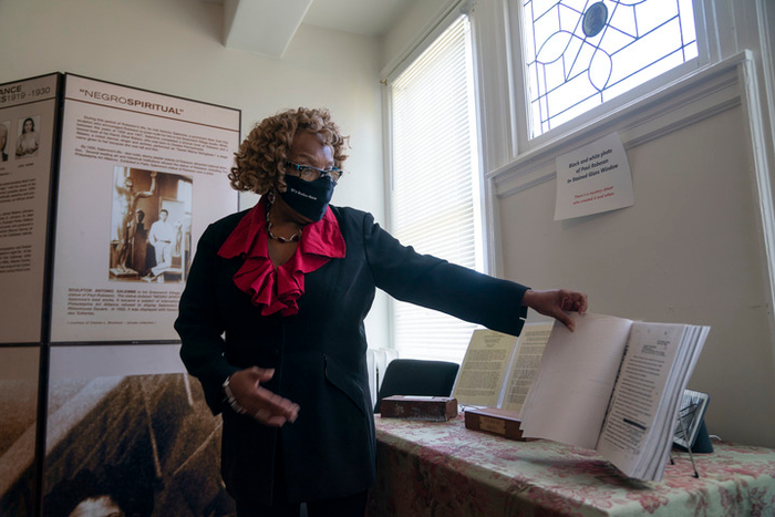 ▲10月1日，在保罗·罗伯逊故居内，故居博物馆馆长贾尼丝·赛克斯-罗斯在讲解保罗·罗伯逊的生平故事。新华社记者刘杰摄