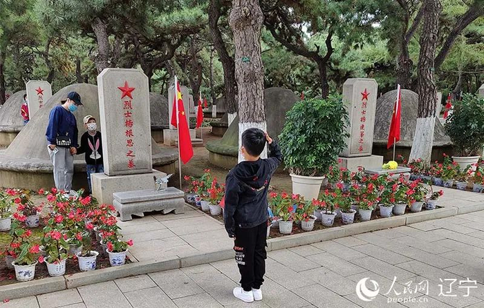 小朋友向杨根思烈士敬礼。人民网 那其灼摄